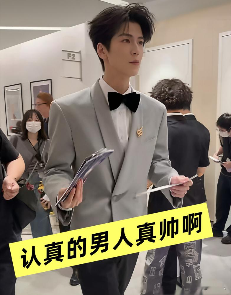 张凌赫真敢接，第二次主持晚会，手里还攥着一首新歌。别人上个晚会唱老歌混脸熟，他直接让周兴哲量身谱曲，跟欧阳娜娜对唱《和你说嗨》，咪咕独家首发。
台上当主持人背词背到后半夜，台下还得记旋律走位。他自己撂了句实话：旋律轻快，别拖累人家娜娜就行。
这年头，长得好看的人都在抢活干，又当主持又发歌，一点不