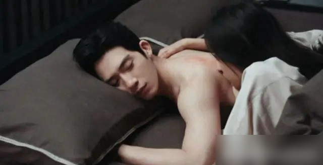 7.2亿阅读的吻戏，演员看完当场社死！
《早春晴朗》这段无台词后背吻，一边被夸氛围感封神，一边被骂刻意营销。井柏然看回放都受不了，说拍的时候就尴尬，自己看更尴尬，像当众扒光。孙千直接捂脸耳红，附和说太社死。
剧组专门请了专业亲密戏指导，提前把动作边界、呼吸节奏都写进拍摄协议。出圈的暧昧感，全是演