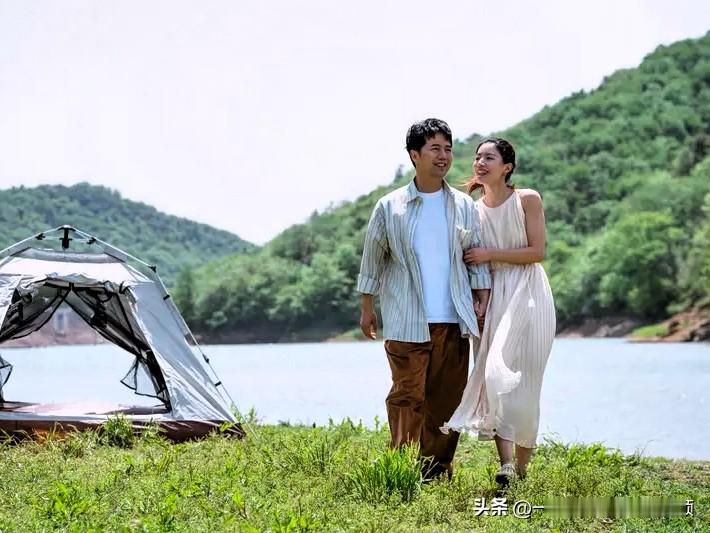 夫妻俩一路上有说有笑，谈笑风生，分工明确，像两只欢快的小鸟，恩爱之情都...