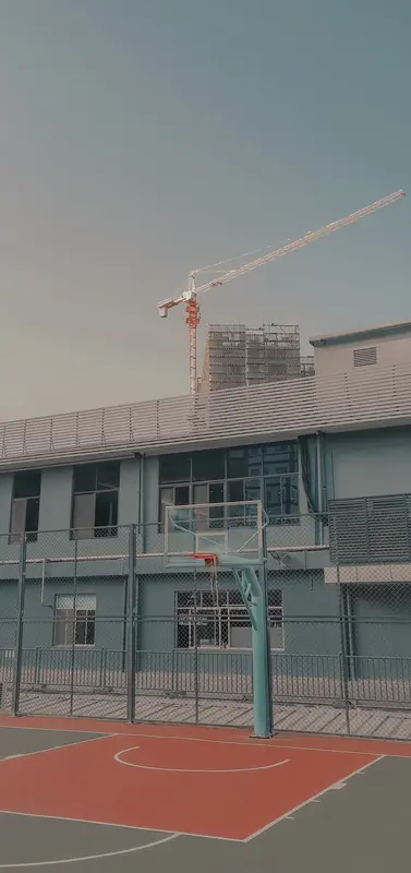 今日季后赛赛程第一天，双方经过四节的比赛，最终广东男篮在主场以76：9...