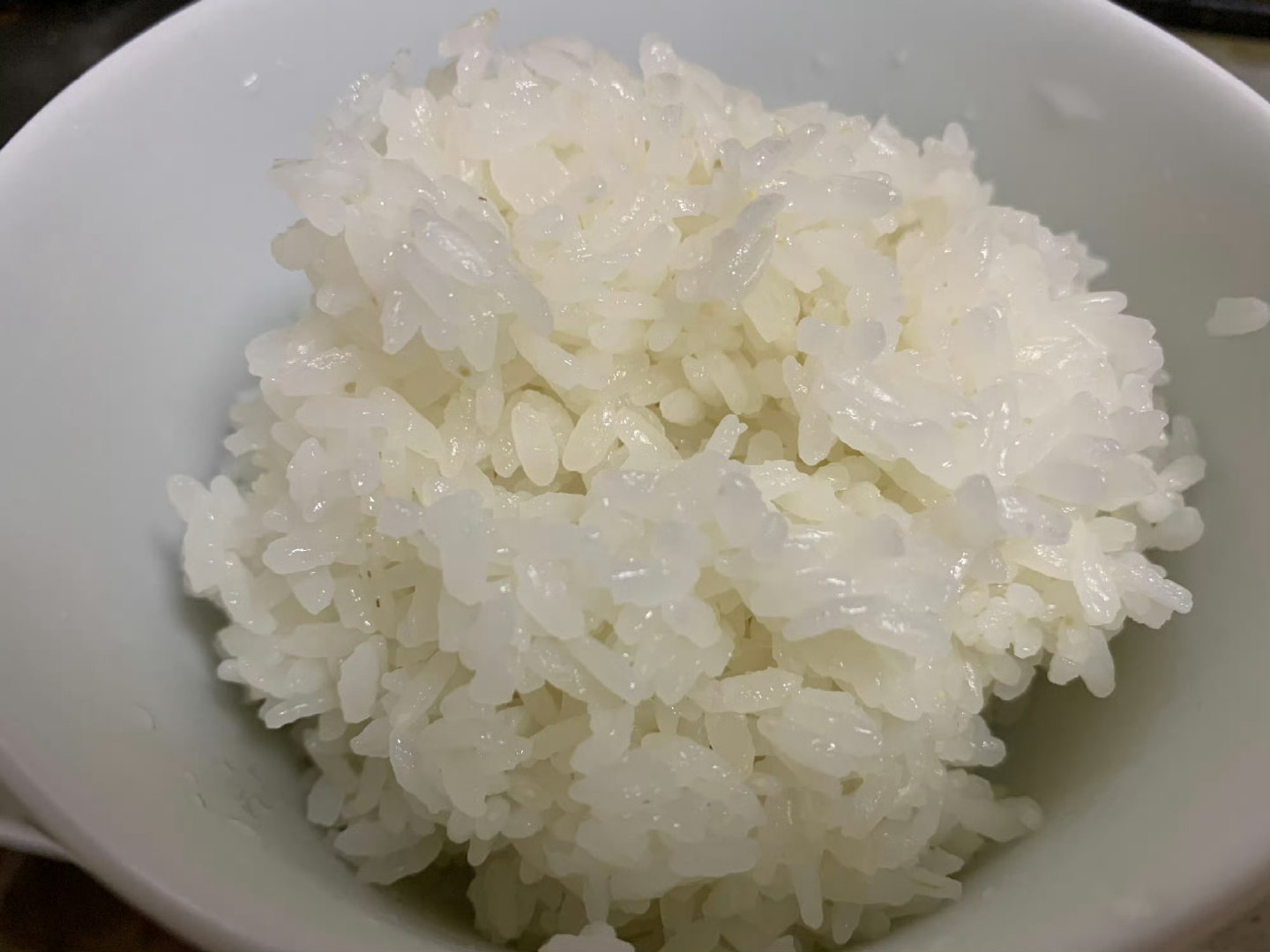 张雪全网求助让食堂米饭变好吃？市场上公司用的米饭蒸箱都追求快速蒸熟米饭，自然不好吃。决解方法很简单。找蒸箱定制厂商①由快速蒸熟米饭改为慢速蒸熟，让淀粉、风味物质转化②蒸米之前先洗米，浸泡30分钟，家里做饭也是如此，浸泡后更好吃③调解蒸箱湿度，不要蒸的太干！ ​