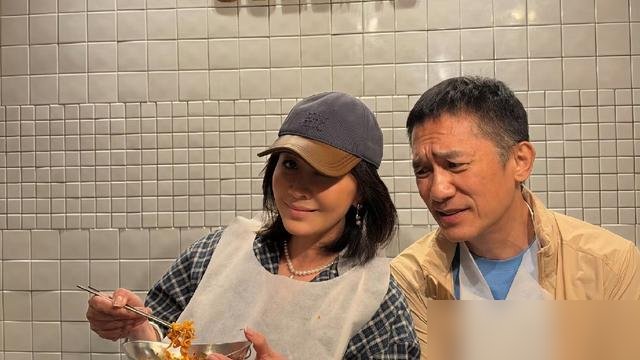 梁朝伟被刘嘉玲拉去吃韩餐，全程皱着眉头，筷子举一半又放下了。网友笑疯：这表情，像极了被辣到怀疑人生的广东人。
照片里刘嘉玲笑得大气，对着镜头比耶，梁朝伟坐旁边，一脸生无可恋。面前一桌红彤彤的辣炒年糕、部队锅，他愣是只挑了几片不沾酱的菜叶子。
有人说他吃不惯，有人翻旧账：这哥们在东京住那么久，寿司