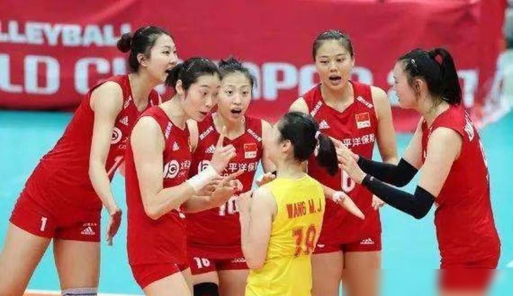 刁琳宇32了，又把人家叫回来集训，图啥？图她稳。
看看这17人名单，主攻全是一水儿00后，吴梦洁、庄宇珊、董禹含，最小的季雨潇才19。副攻线更夸张，王奥芊、郭中楠，全是没打过几场国际比赛的嫩茬子。唯独二传位置，把退役边缘的刁琳宇拽回来了。
赵勇心里跟明镜似的。攻手可以靠身体、靠冲劲，二传不行。那