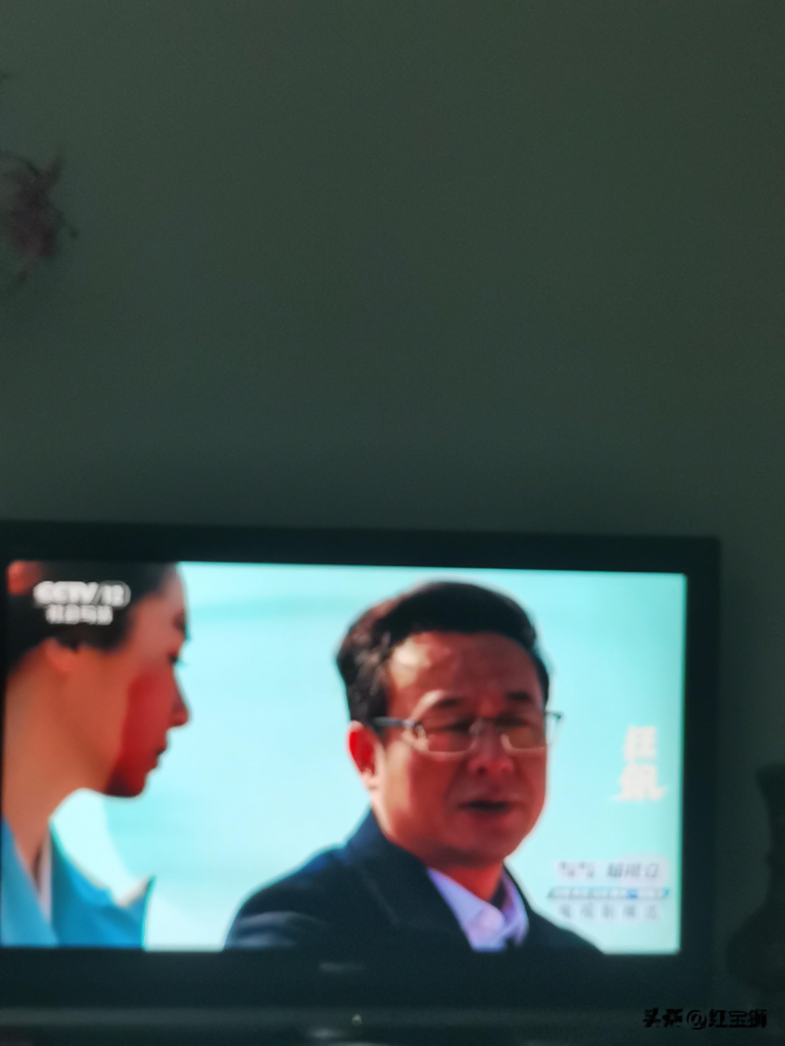 我记得，还演的《清明上河图密码》，《心居》，《看不见影子的少年》，《西北岁月》里出场虽很短，但也是演的细腻感人。
张颂文是个有故事，有想法的热心肠的人，所以他塑造的角色真实，有心理轨迹，所以才能打动观众。