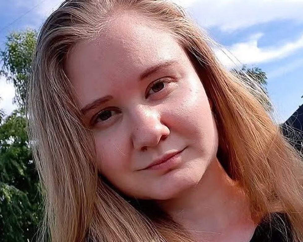 西伯利亚鼠疫研究人员死于不明肺炎后，很多人理解不了，为啥俄官方一边紧急隔离近200人、封锁病区，一边明确：没有检出鼠疫杆菌。

人类建鼠疫研究所，目的就是把鼠疫关在玻璃试管里。俄罗斯伊尔库茨克实验室，却发生了一桩诡异的死亡。

死者叫达莉娅·希皮洛娃，28岁。2022年，达莉娅毕业后进入西伯利亚与远