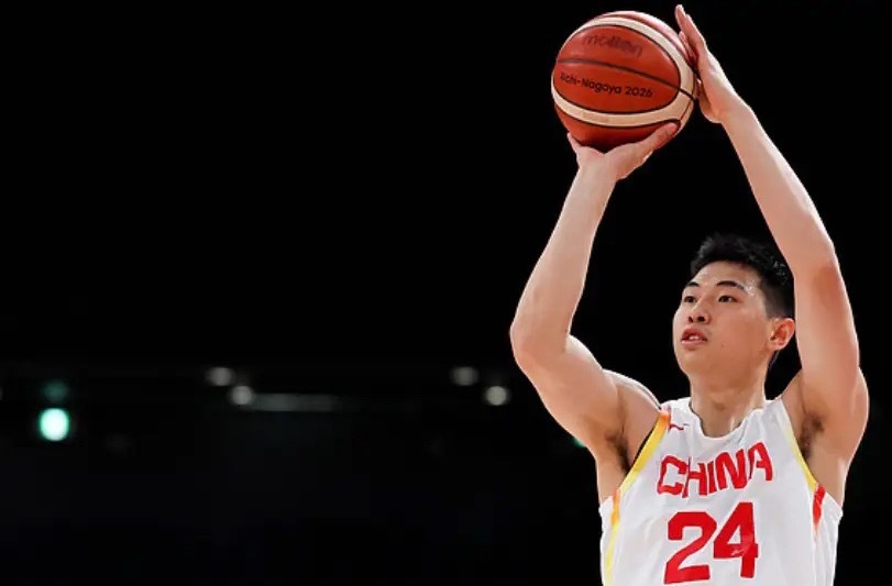 郭士强指导谈崔永熙：

“小崔今天顶了32分钟。”

“很不容易。”

“他的表现很出色。”

“因为我们锋线实在没人。”

“只能让小崔多顶会。”

“他做得很不错。”

“为球队提供了很大的贡献。”

崔永熙今天确实很强硬！

因为朱俊龙，李弘权和赵嘉义都受伤了！

加上王俊杰犯规过多，中国男篮锋 ​