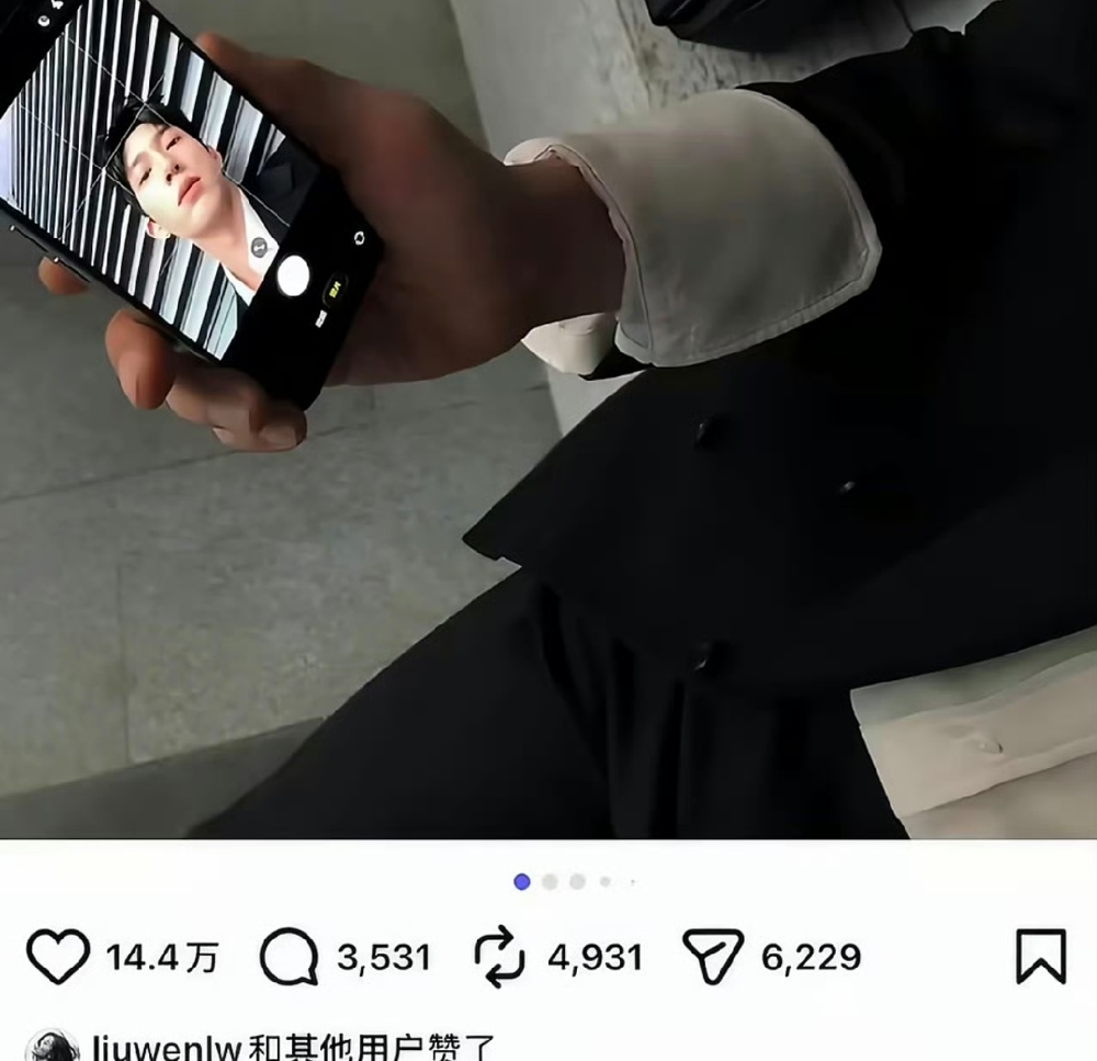 刘雯只是点了个赞，居然被骂扫兴？
井柏然新剧热播，剧粉磕戏内CP磕上头。
之前宣发期刘雯主动机场避嫌，还被夸是内娱最贴心嫂子。
这次她只是点赞男友发的角色宣传，转头就被骂破坏CP滤镜，冲上热搜。
一边是内娱CP营业，要模糊戏里戏外的商业潜规则。
一边是超模谈恋爱，光明正大不藏着掖着的生活逻