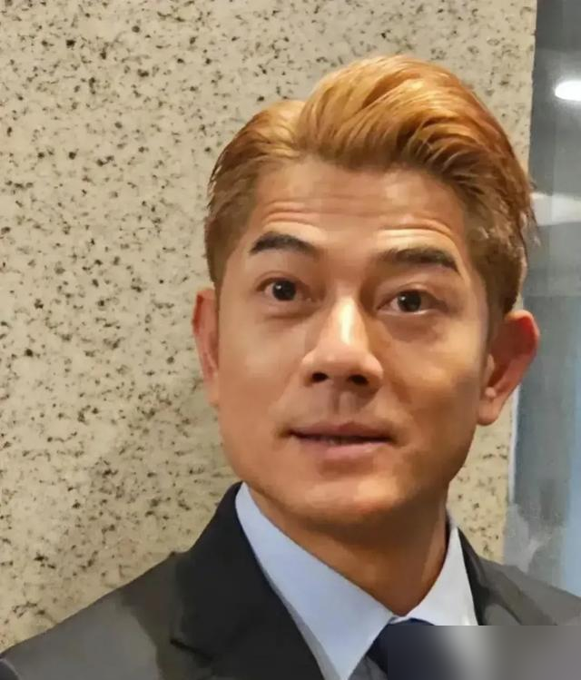 65岁刘德华亲口承认快跳不动了，这话从别人嘴里说出来不稀奇，从他嘴里说出来，是真到了极限。
9月7日深圳一场品牌活动上，他罕见摊牌：全运会彩排完，疲惫感好几天缓不过来。过去通宵唱跳第二天照常开工，现在不行了。背台词也开始吃力，厚本子得反复复习，就怕拖累剧组。
可再看看他的身体数据：63公斤，体脂