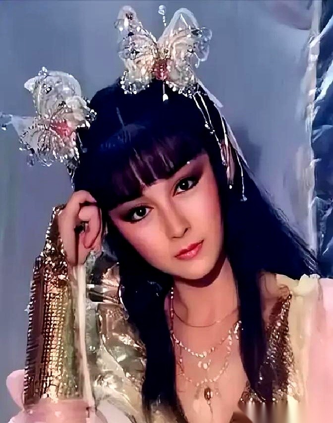 60年代陈鸿烈娶了潘迎紫，婚后没多久就被娱乐版登出和林青霞的绯闻。
就在这桩婚姻前，他刚因为同时喜欢两个人被郑佩佩看穿并且离开。
潘迎紫把衣服叠进箱子搬走，上个月没给的家用接下来得等律师去交涉。
遇到这种事，最让人绝望的其实不是报纸上的花边，而是那种永远能在外面自圆其说的男人逻辑。
你看陈鸿烈回家的