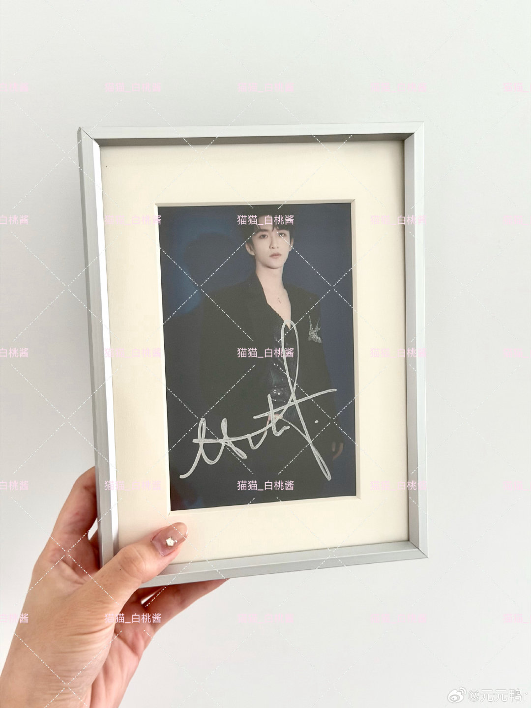 #黄子弘凡[超话]##黄子弘凡##亲签# 
第一张妈生亲签存档🫶 ​