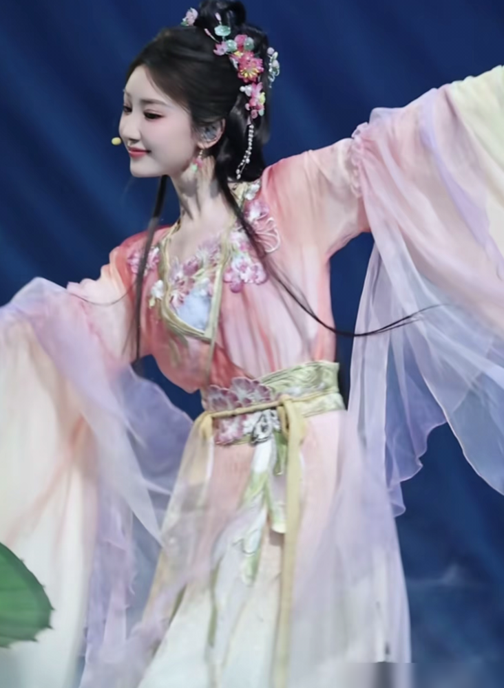 快40了还能靠一个舞蹈舞台把全场目光钉死，毛晓彤这状态真没处说理去。
美好奇妙夜那身段一亮，底下全在刷瑛贵人回来了。可细看根本不是一回事了。
当年《甄嬛传》里那个绿衣请安的采蘋，低头时指尖都在抖，眼里全是深宫底层那种命不由己的怯。戏份没几场，硬是靠这点易碎感让人记了十几年。
那会儿她演的是被碾