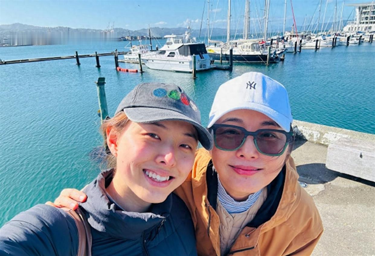 张延被曝离婚后罕见晒母女照，母女俩现身海外码头，21岁女儿跟妈妈简直一个模子刻出来的。虽然婚变传闻闹得沸沸扬扬，但母女俩状态在线，看来日子照样过得有滋有味，这基因真是没谁了！