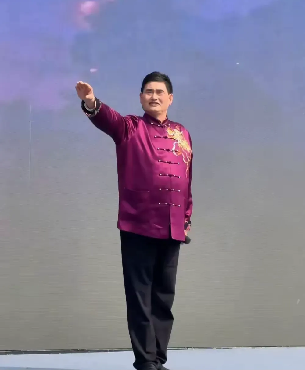 如今看他谈子女现状，才发现网红之路不太容易被继承，女儿与女婿外出务工，儿子在家带孩子，却没工作没收入。

也就是说，家里的收入，主要还是靠大衣哥。他的子女并没有像他那样，成为网红。
没有成为网红就