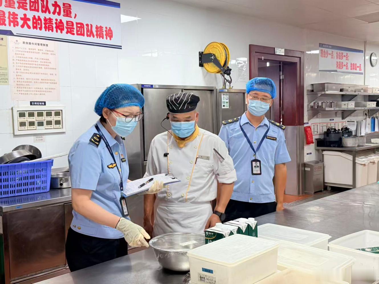 【青秀区市场监管局：紧盯四大重点领域，全力护航第23届东博会、峰会[话筒]】#多举措发力推动经济持续向好##东博会将开幕南宁以盛装迎盛会##第23届东博会和峰会# 
第23届中国—东盟博览会、中国—东盟商务与投资峰会将于2026年9月17日至21日在南宁举办。连日来，青秀区市场监管局主动靠前履职，紧盯食 ​