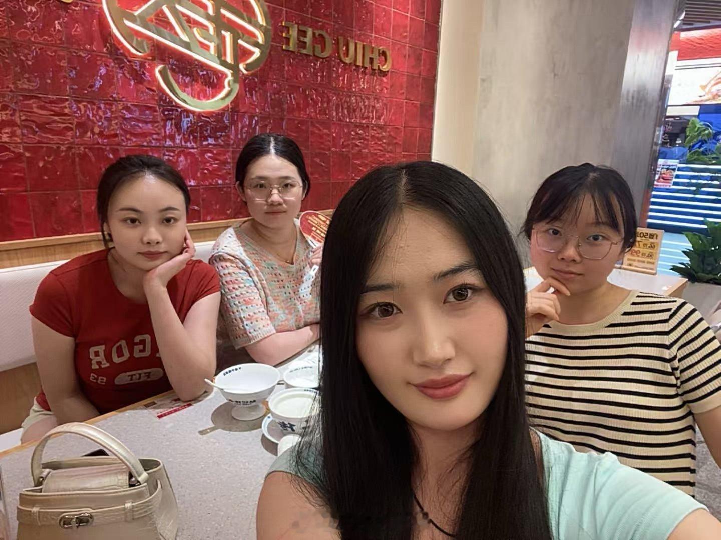 今日小聚：吃了李湘南花卷菜砂锅 喜欢他家的瓦罐 准备入手喝了姜撞奶 喜...