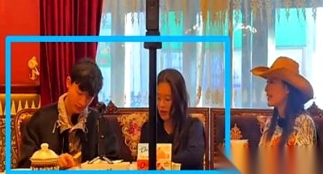 新综艺《今天谁买单》刚放出来的几段路透视频里，原本熟悉的三个人同框，场面却透着一股说不出的别扭。
张晚意、马思纯和李沁三个人再次凑在一起录节目，但只要镜头拉开，画面的落点就显得格外分明。
在机场大厅候机的时候，张晚意手里举着手机凑到马思纯面前，两个人头碰头低声商量着什么，李沁一个人背着包站在半米开外