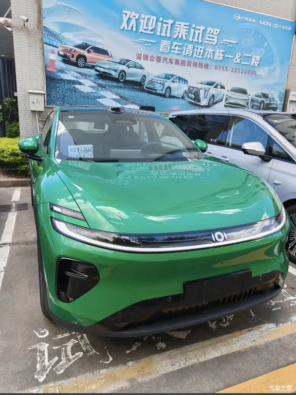 十五六万预算，启源Q06 vs 别克E5怎么选？
【别克E5】合资底子，底盘稳、做工扎实、续航达成率稳，车机简单耐造，适合信品牌、图省心代步的家庭。短板：前麦弗逊、400V普通快充、高阶智驾要选装，智能配置落后半代。
【启源Q06】13.59万起，硬件越级：全铝前双叉臂+后五连杆、2940mm轴距、后排145°电动零压（通风/加热/按摩）、800V+6C闪充（30%-80%约9分钟）、天枢领航带激光雷达，城区/高速NOA齐全。
一句话：
图稳、怕折腾、看重合资保值 → E5
图大空间、快充、智驾和底盘质感 → Q06更值#长安汽车#