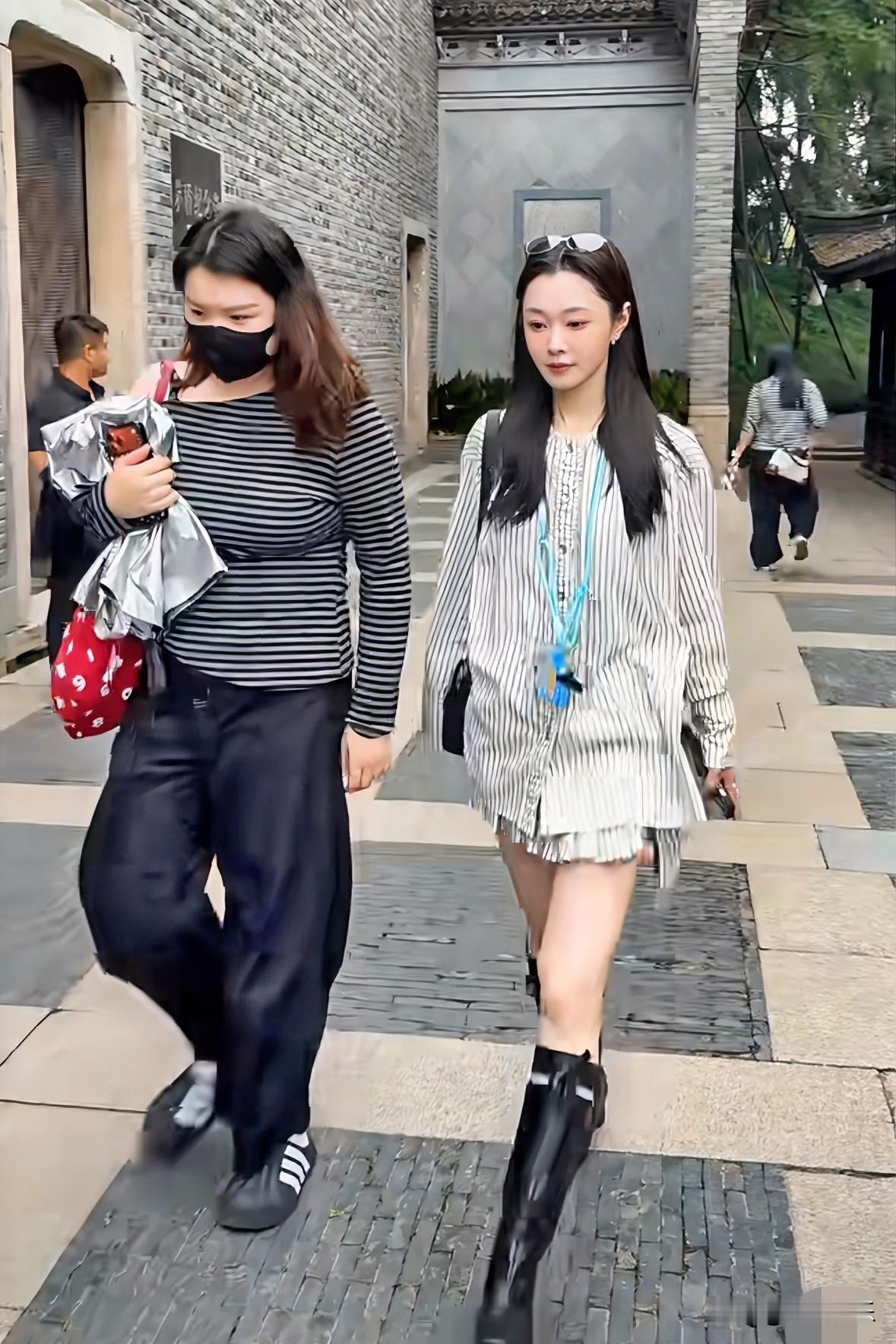 乌镇偶遇宋轶，
生图看着又白又亮眼！

乌镇戏剧节偶遇宋轶，路人随手拍的生图状态真好。一身条纹衬衫短裙，配上黑色长筒靴，简简单单的搭配，把大长腿衬得特别惹眼。
长发顺顺的，脸上干干净净，皮肤很白，走在古镇的石板路上，气质很舒服。没有刻意盛装打扮，就是休闲出行的样子，大方自然，路过还会跟粉丝打招呼，一