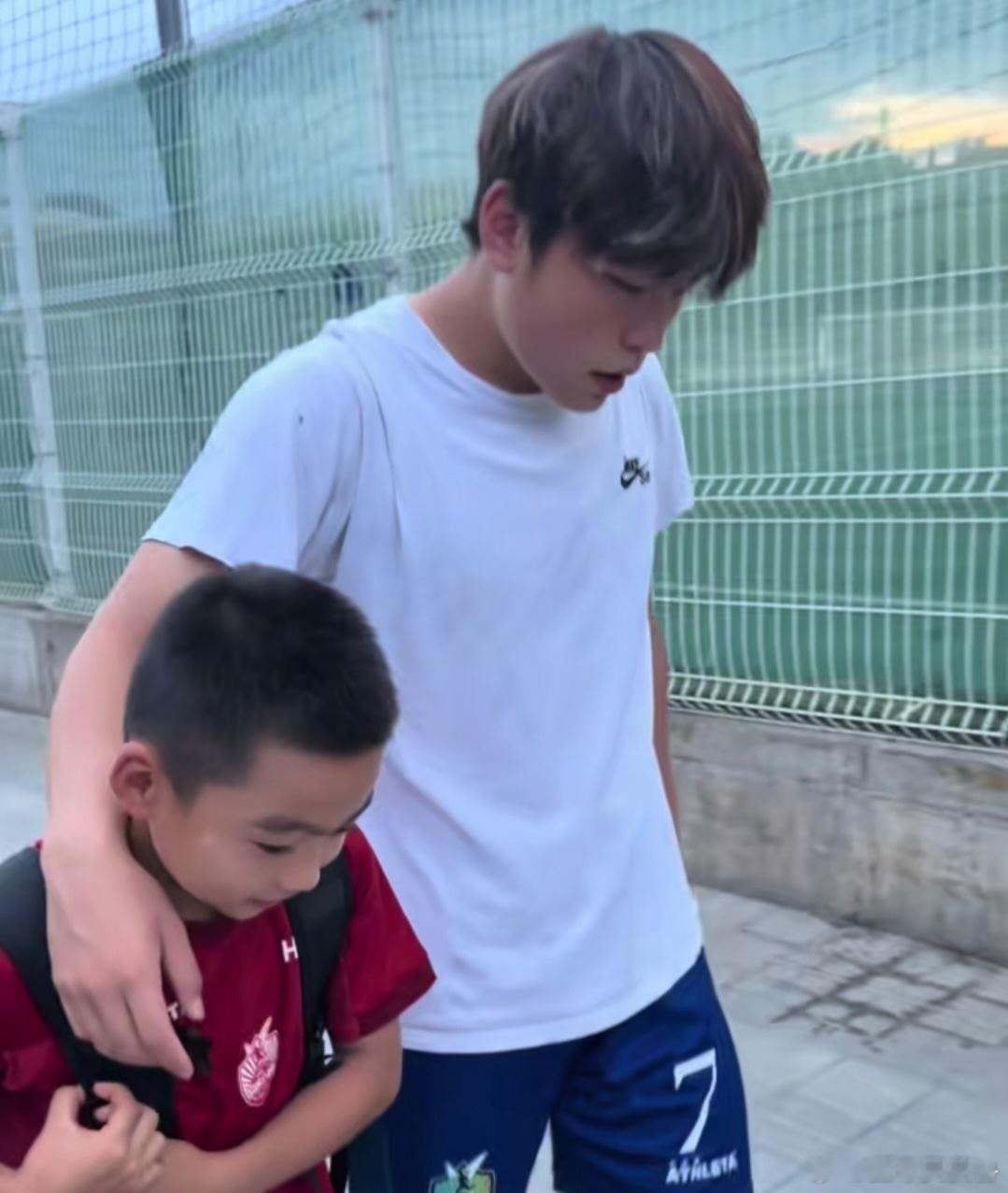 中国足球小将热身大捷：2018队首秀14-2狂胜对手，乔治单场8球火力全开！

海外热身赛传来喜讯！中国足球小将两支队伍出战西班牙Castelldefels梯队，收获两场大胜！
小将18队14-2击败Castelldefels17队，乔治上演惊人表现，一人独进8球，火力拉满！
小将16队同样状态出色，3-0零封Castelldefels15队，防 ​