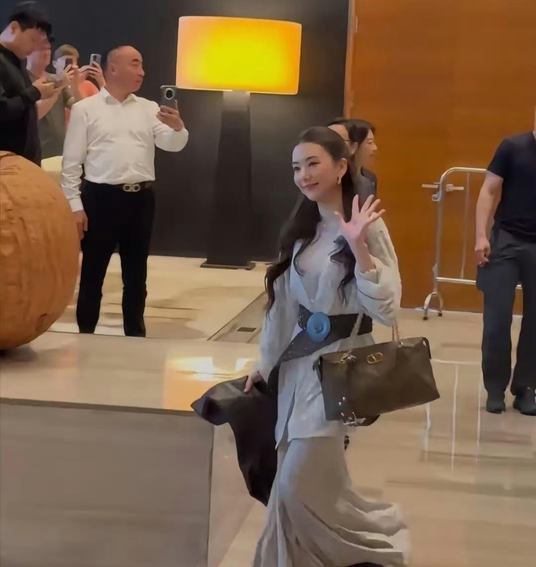 我觉着方媛真的相当厉害，她嫁给了郭富城，原本大可天天在家安享清福，
可她半点没闲着，反倒出来参与综艺录制，靠自己的本事赚钱。
你看她上桃花坞的时候，虽说刚出场的造型一度被大伙吐槽，
可她很快就调整了妆造，改完之后整个人顺眼多了，足见她心态十分敞亮，也乐意接纳旁人的建议。
更何况她既能把家里照料得妥帖