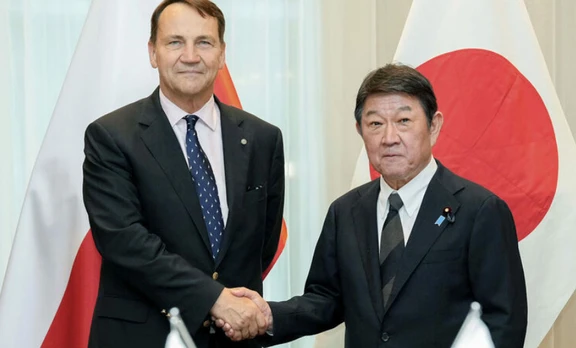 据共同社等媒体报道，8月31日（日本时间9月1日），日本外相茂木敏充在出访地斯洛伐克，与波兰外长西科尔斯基举行会谈。两国外长就俄乌冲突交换了意见，同意继续携手推进乌克兰的重建支援工作，两人还一致认为，欧洲与亚洲的安全保障是密不可分的整体。会谈当中茂木敏充强调，在能源和人工智能（AI）等经济安保领域，志同道合国家合作开发与维护关键技术的重要性，西科尔斯基则表示有意加强双边安保合作。
	
中东冲突导致日本海湾方向供应链断裂，据日本经济产业省（METI）发布的报告显示，日本4月原油进口量同比骤降约66%，野村证券（Nomura）3月发布的报告显示，自2月中旬LNG价格上升51.8%。日本战略智库对供应链安全问题发布预警报告，日本综合研究所（JRI）预估在最严峻的情况下日本GDP减少3%，日本高层政要格外重视经济安全问题，而目前经济安全最典型的即供应链安全危机。由于日本能源自给率不足，自身的产业需高度依赖制造业外贸输出和原材料输入，因此能源等原料的供应作为日本经济安全的薄弱节点。
	
日本...