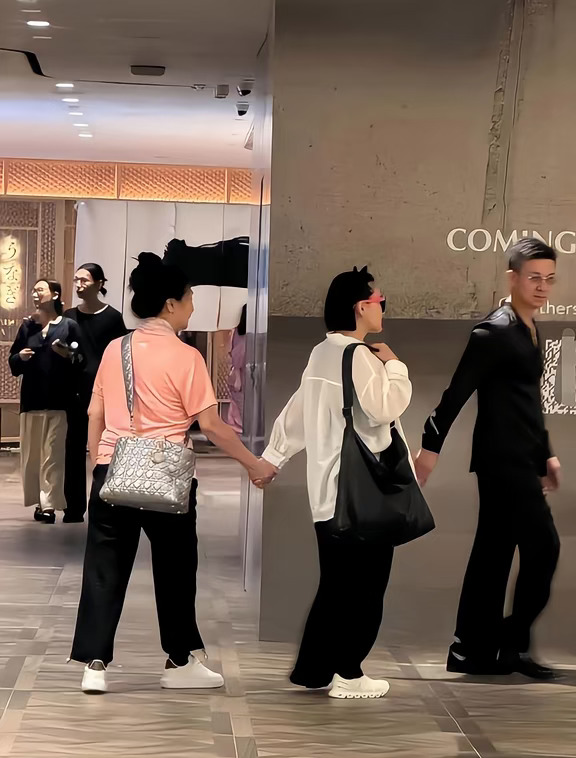 小S和老公许雅钧一起陪妈妈逛街，好温馨啊