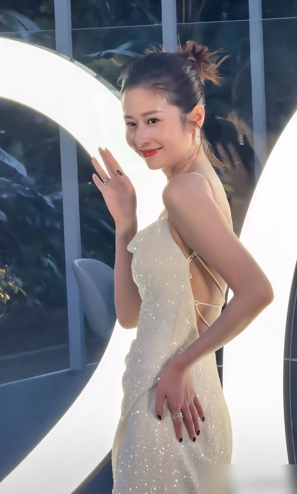 当年被骂渣男的付辛博，现在成了颖儿嘴里最靠谱的人。
颖儿上娇兰活动，状态好到离谱，皮肤透亮，整个人都在发光。
再看她行程，拿奖、进组、晚会连轴转，事业彻底回春。
有人又翻旧账，提当年综艺里AA制婚姻的事。
那会儿颖儿刚生完孩子，说怀孕没收入，产后九天就复工，付辛博被骂惨了。
后来颖儿自己出