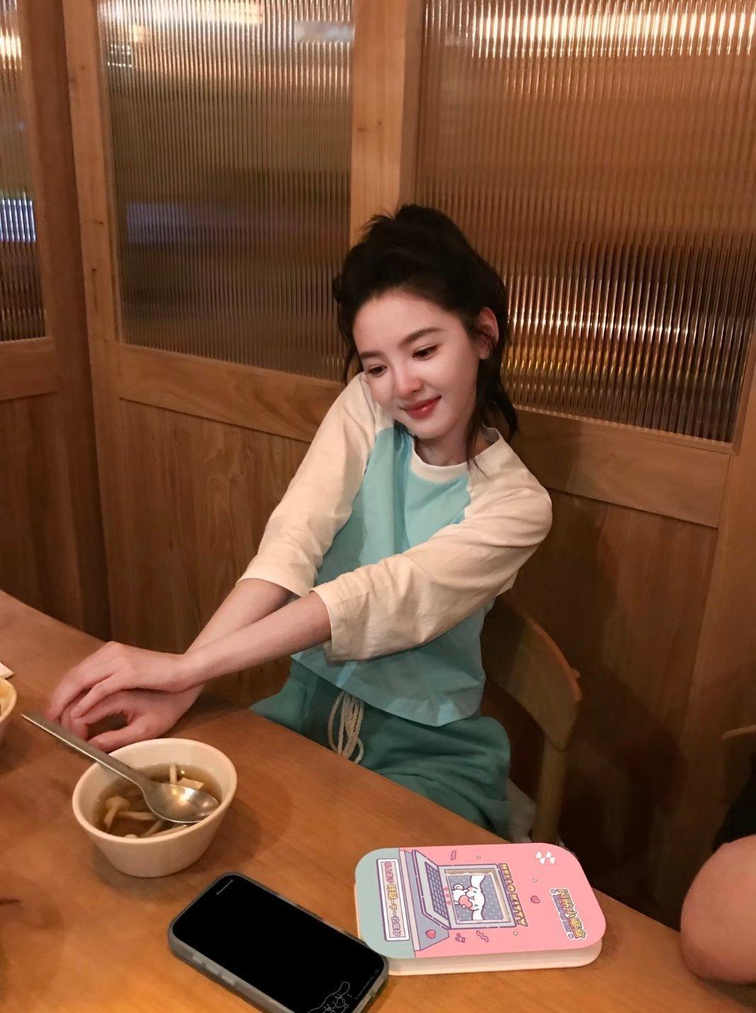 zrn#章若楠庄庄# zrn#章若楠冬去春来# 

𝐼𝒻 𝓎𝑜𝓊 𝒶𝓇𝑒  𝒶𝓁𝓌𝒶𝓎𝓈 𝒽𝑒𝓇𝑒 𝐼 𝓌𝒾𝓁𝓁  𝒶𝓁𝓌𝒶𝓎𝓈 𝓁𝑜𝓋𝑒.你若一直在，我便一直爱

​
