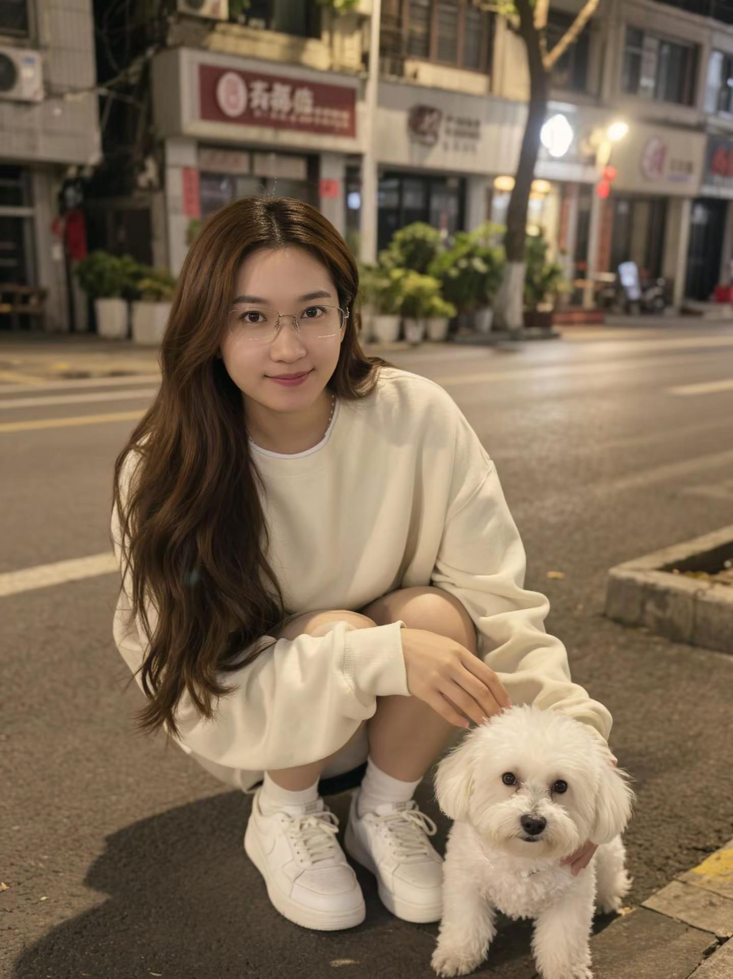 街头偶遇！小姐姐温柔抚摸小狗，这一幕治愈。