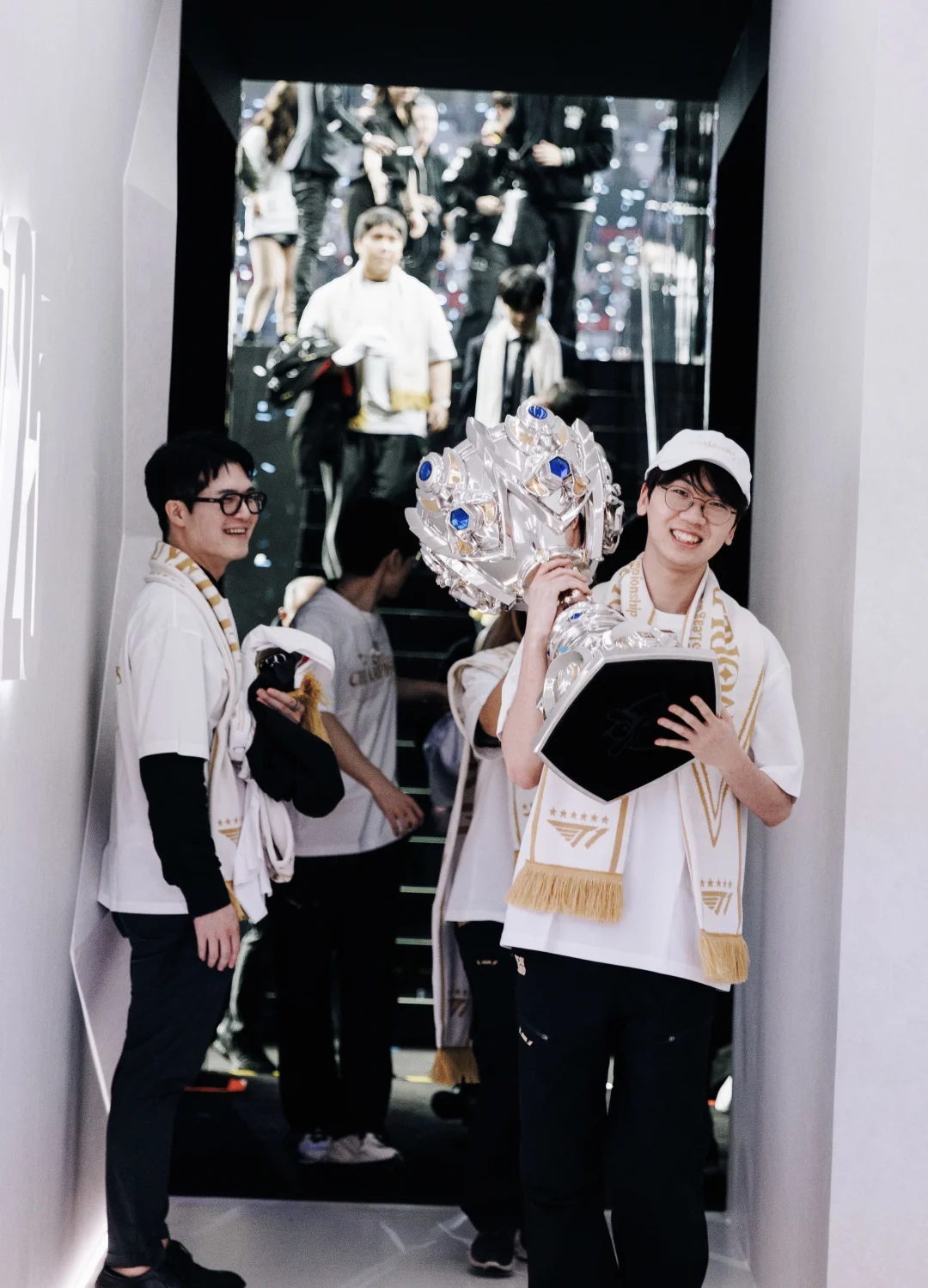 多兰：这一冠也送给母亲～🏆