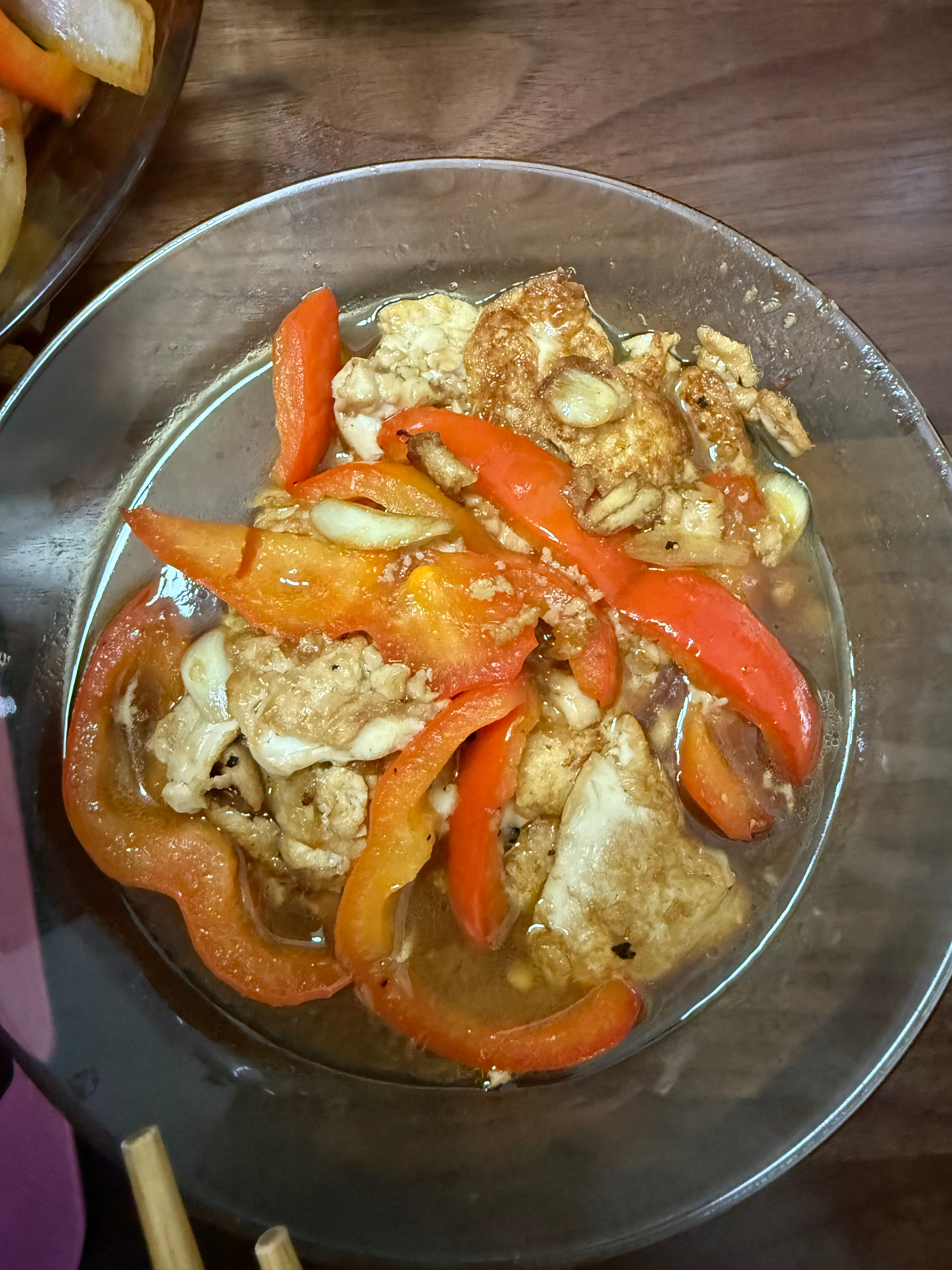 这两天的饮食日常～
p1自己手作的恰巴塔，麦香浓浓，手动点赞给到山姆的酸种水晶面包和彩椒，无比适合制作轻食！p2煎豆腐时候，咔滋咔滋的油花跳舞声，让人觉得热乎乎的，可有幸福感。
还无师自通的融会贯通了潮汕一锅炖做法，牛肉丸、墨鱼丸这些潮汕风物，再扔几颗自己清蒸的常州本地肉圆子，撒一把龙 ​