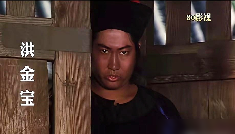 83版《射雕》的龙套，如今全成顶流？
周星驰当年演宋兵、惨死的死囚，主动求露脸被副导演冷脸怼。
刘嘉玲是华筝身边的侍女，只说过一句台词。
吴镇宇演看门的，欧阳震华做乞丐，当时全是没名气的小透明。
后来周星驰凭《霹雳先锋》拿了金马奖最佳男配，才算熬出头。
哪有啥捷径，成功都是把委屈慢慢熬成真