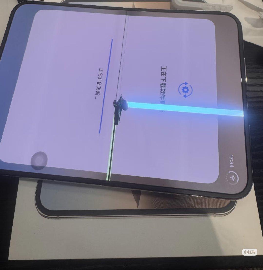 #iPhoneDuo买不到一天屏坏#
看到了不少iPhoneDuo屏幕开裂，位置都高度一致，基本都在内屏铰链正上方 ​