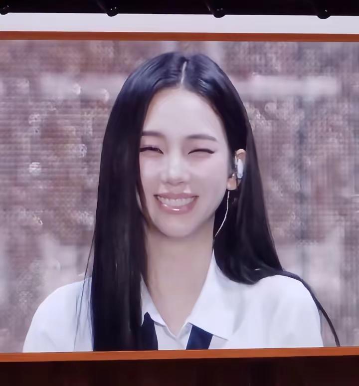 她留短发  淡的妆  身上茉莉花的香  她总是喜欢嘴角上扬柳智敏karina五女一