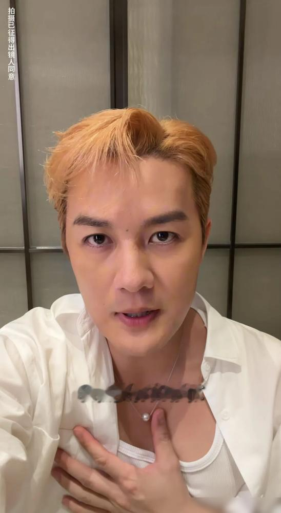 9岁卖花抗癌男孩，把半个娱乐圈都炸出来了。
吴克群先发了条视频，讲他在济南遇到道明和他妈妈。小孩攥着花，眼睛亮得吓人，就是身体被病磨得没力气。吴克群没多说，直接干了一件事：拉上苏醒、陈楚生、张韶涵、王心凌、陆虎这帮人，硬给道明开了场线上演唱会祈福。
陆虎抱着吉他唱完说道明，我们都爱你。王铮亮替众