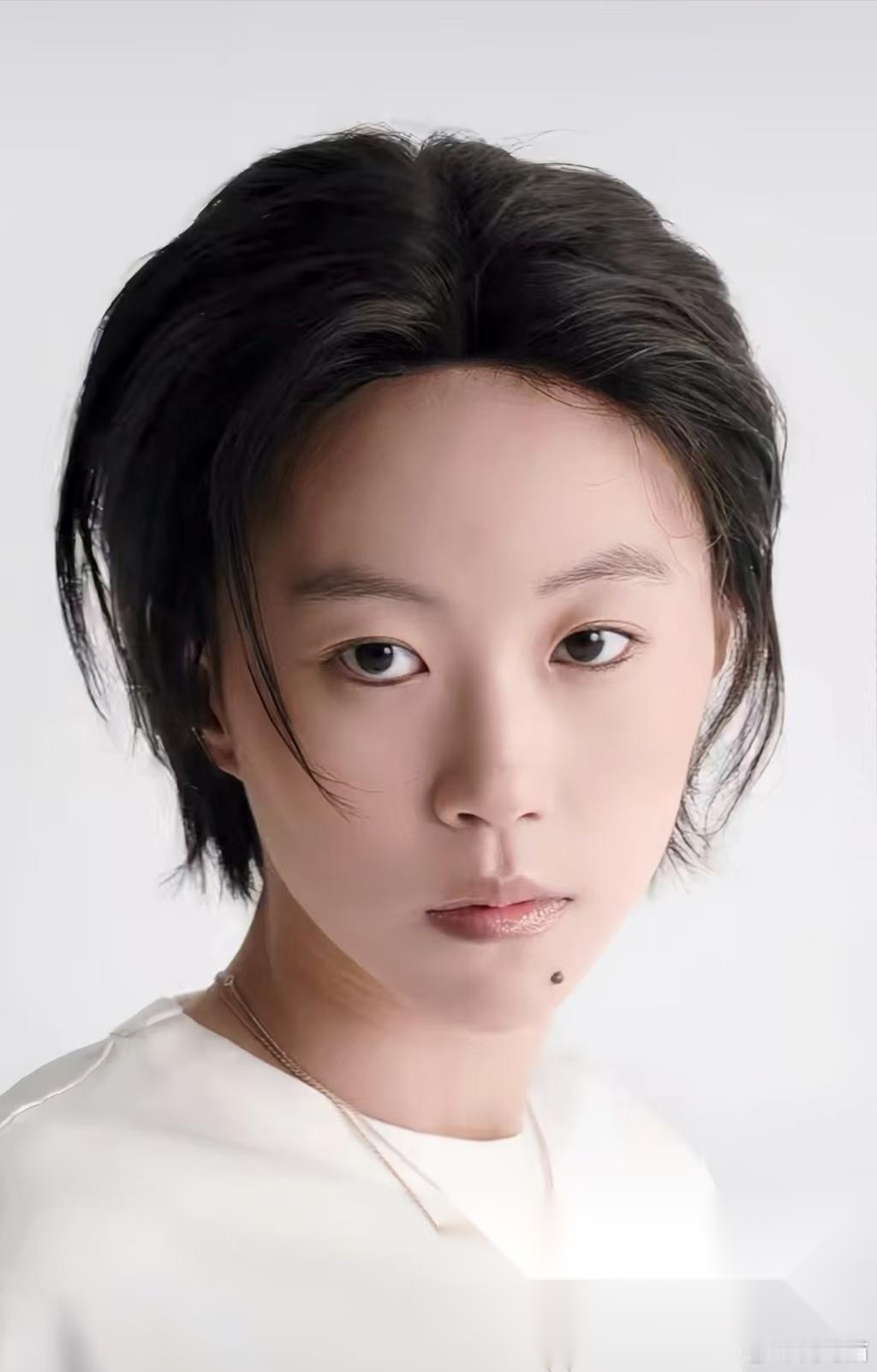 现在最难的人 
应该就是窦靖童了 
不是因为父母太有名了，而是 
两个妹妹她很难做到一样亲 
 
同母异父的妹妹李嫣，前几天还能看到她们同框，看得出来两姐妹的感情还是不错的。但和同父异母的妹妹窦佳嫄好像往来并不多。 
 
其实这也不怪她偏心，李嫣从小就在王菲身边长大，窦靖童看着她长大，一起聚餐 ​