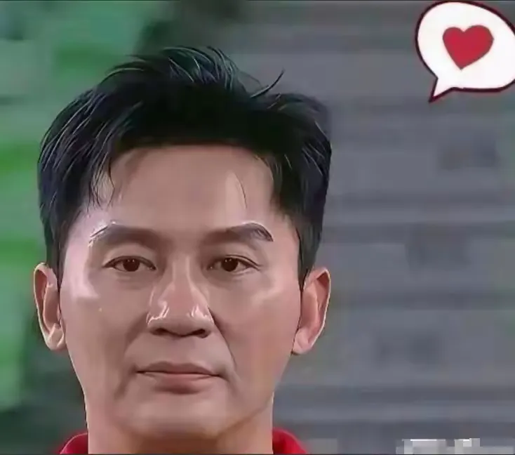 快50岁的李晨，守着跑男十几年，到底是选错路，还是另有考量？

不知道大家有没有发现，圈内最让人捉摸不透的艺人，当属李晨。眼看着马上就要50岁，别的中年男演员忙着扎进剧组打磨角色、冲击奖项，他却常年扎根综艺。

就算节目暂停录制，他的日程也大多是杂志拍摄、商业广告，影视剧正经邀约寥寥无几。不少网友忍