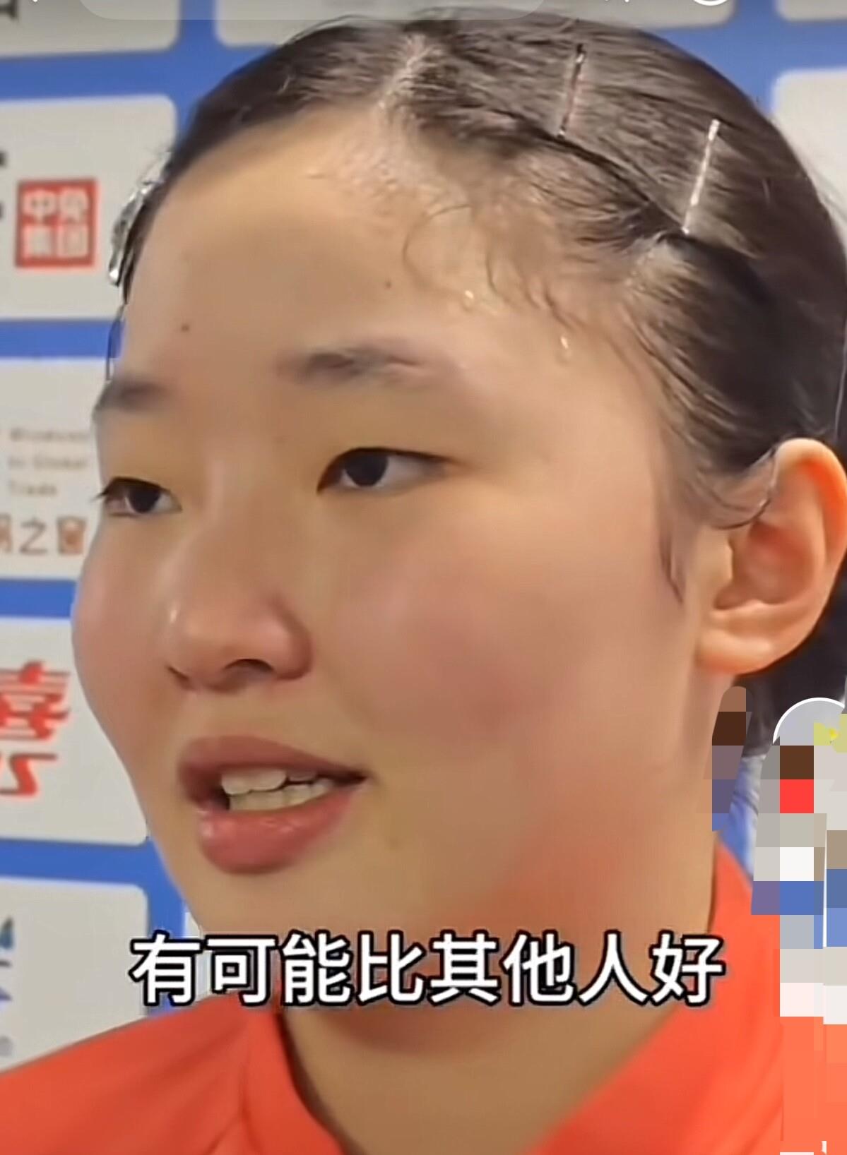 说个真事。
挺吓人的。
日本那个18岁的小姑娘，最近说了一句话，我听完愣了半天，她说，队里的伊藤、平野，现在都算年龄大的了。
这话，客气里带刀。18岁的张本美和，把自己往年轻那一拨里一放，剩下的意思不说也明白了。
她确实有底子。技术够上世界顶尖，身体素质好，大赛经验比同龄人厚，女单女双混双一起上，成