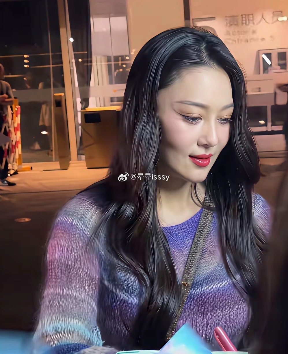 张馨予很高很瘦很美，气质有点妖艳那种美，大脸盘，明艳，和电视差距还是挺大的，确实好看。 ​​​