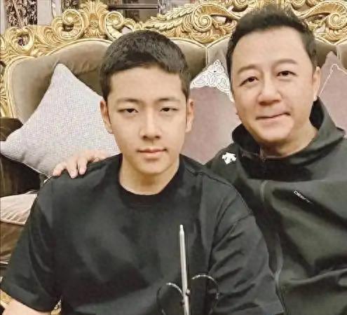看起来教子有方，实际自曝家丑，郭涛和儿子打造的上进人设咔嚓碎了一地 ​