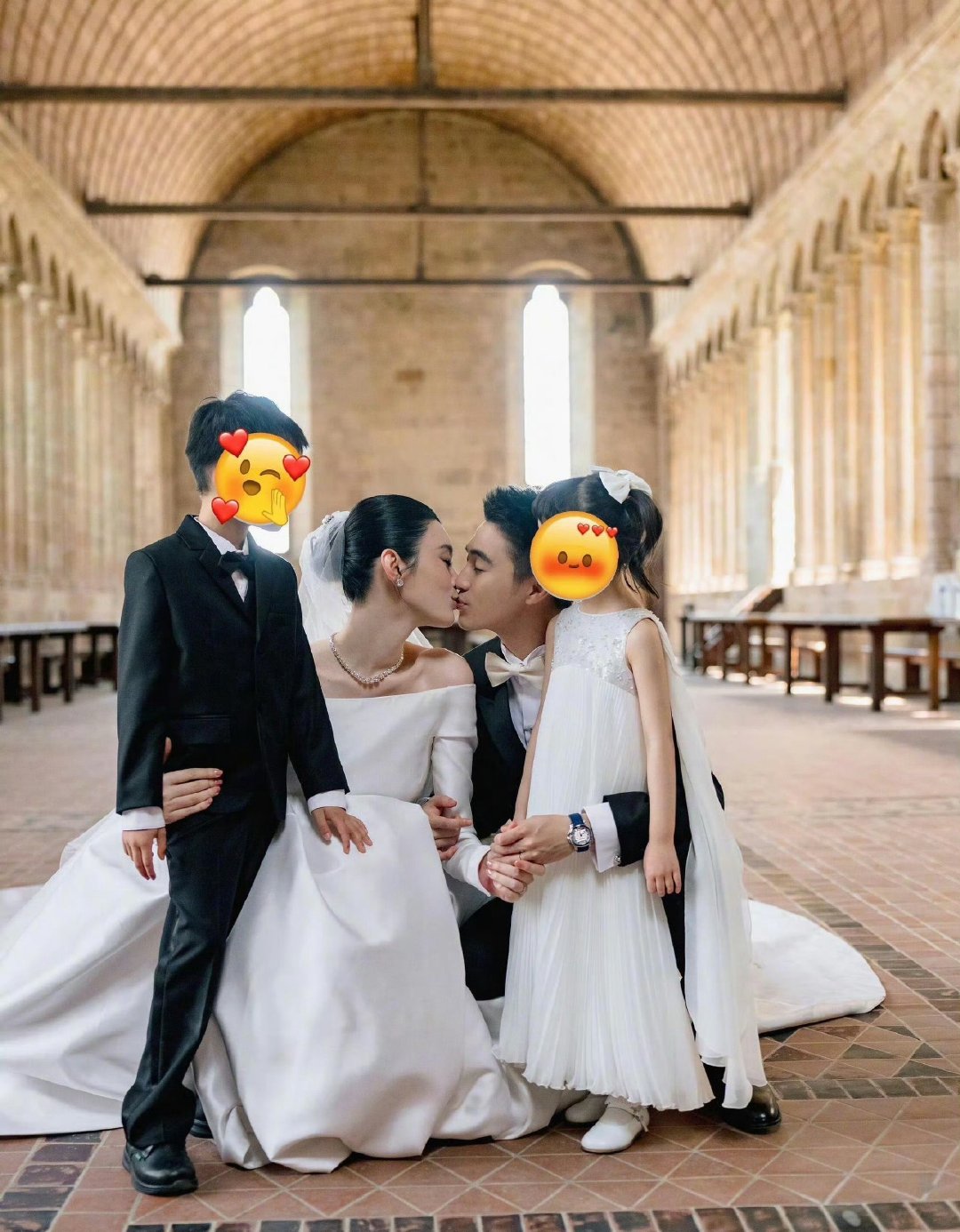奚梦瑶给女儿买了可爱版菜篮子 代入奚梦瑶何猷君的女儿视角真的太幸福了 一出生就拥有爷爷的天价礼物，全家人爱着的感觉太美好了。 ​