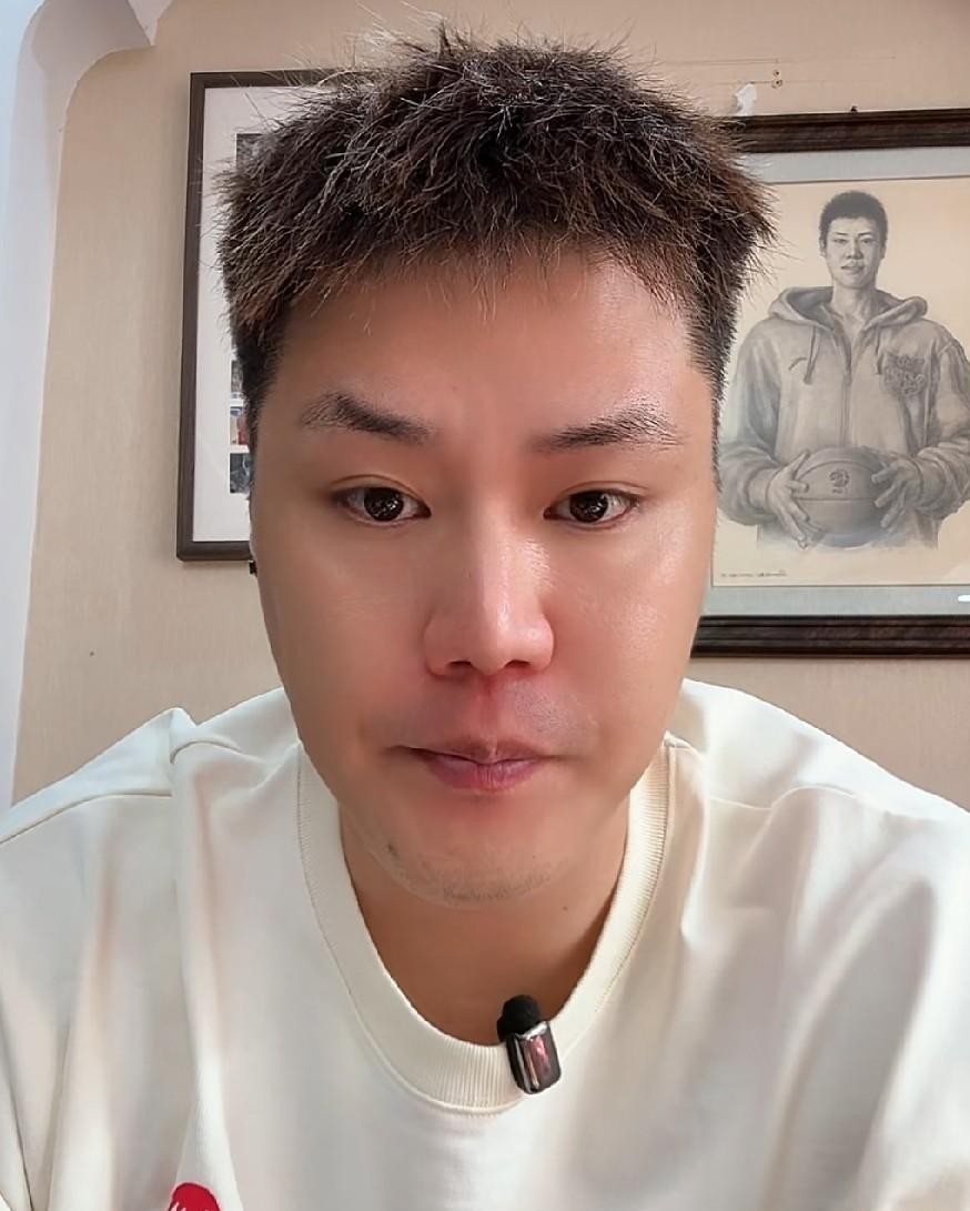 2025年4月，贺天举在直播里说辽宁队球员“打得恶心”。辽媒“导演我躺哪”第二天发文回怼，意思是你当年自己不防守，球迷也没嫌弃你，现在没资格嫌弃队友。当时赵继伟还在队里。
2026年6月，还是贺天举，在直播里说赵继伟原本想在辽宁打到退役，但管理层近两年的做法让他有些伤心，有了离队的可能。一年前骂队友