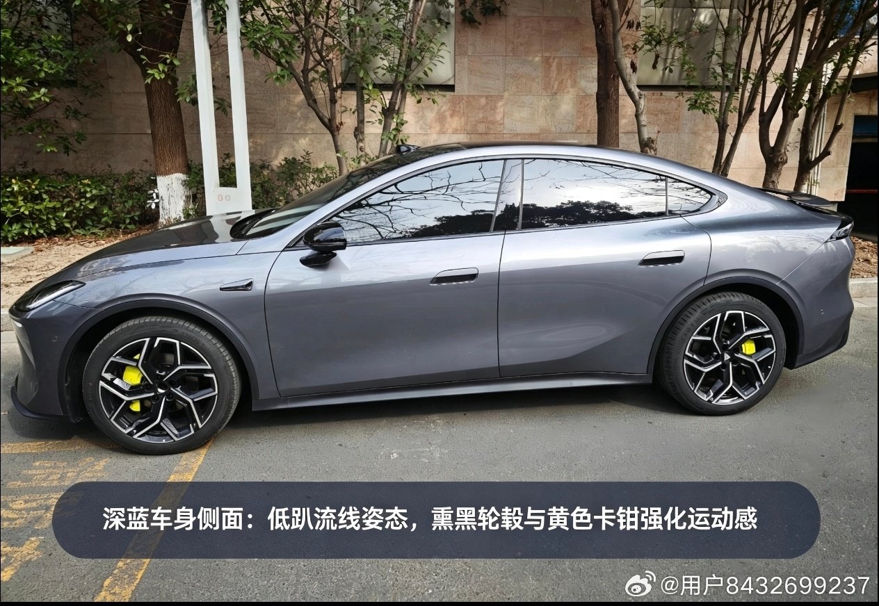 低趴溜背车身线条流畅，熏黑轮毂搭配亮眼黄色卡钳，运动氛围直接拉满#深蓝L06#长安汽车# ​