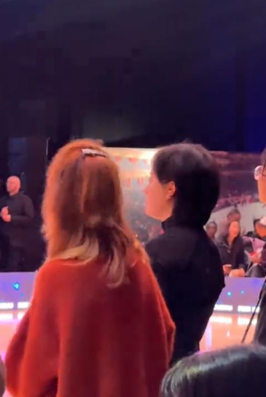 孙俪陪12岁女儿小花到英国参加拉丁舞比赛，目光追随女儿，满是骄傲。
邓超孙俪女儿小花又出国参加拉丁舞比赛了，有网友晒出了小花比赛现场视频，台下的孙俪双手稳稳捧着手机为女儿拍摄，用心记录着女儿成长。
别看孙俪邓超是明星家庭，但夫妻俩在陪伴孩子方面一点不含糊。日常不管是小花上舞蹈课还是比赛，孙俪邓超最起