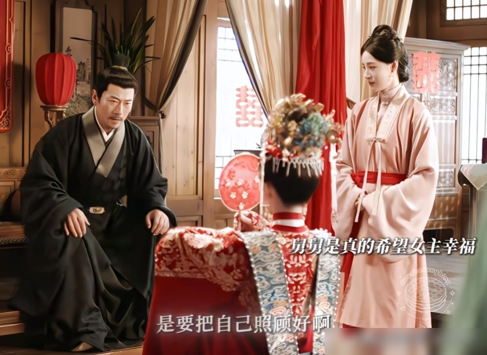 丁禹兮拍这场吻戏，导演给他俩发了一张小抄。
上面写满了动作，捋头发，亲额头，亲睫毛，亲嘴，搂腰，女方回亲。十来个步骤，还标了喘气心跳金鱼暗喻。邓恩熙看完就笑，丁禹兮说从艺这么多年头一回见，当场把纸夹进剧本里。
这戏是全实景，剧组拉到山西、敦煌，实景占比68%。第25集大婚，赵凌把傅庭芸被关了多年