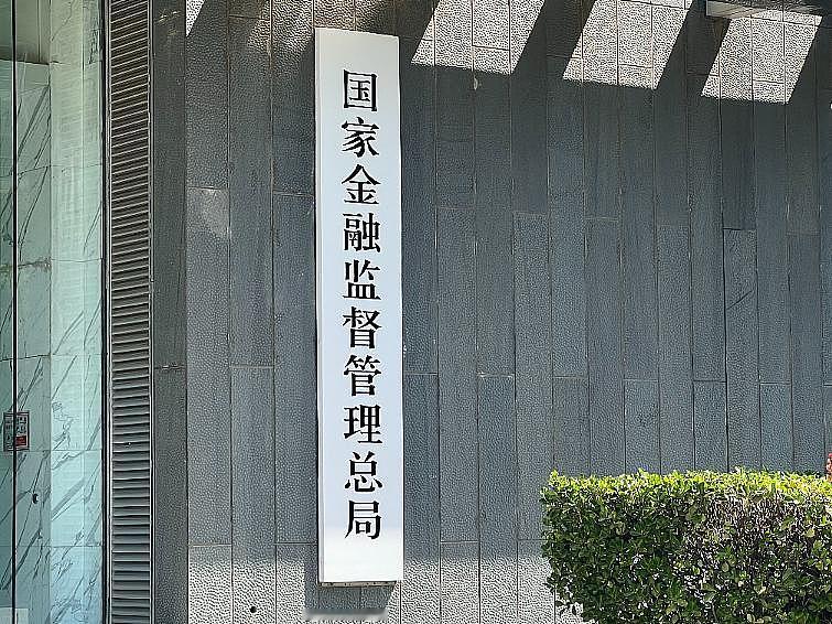 急需维权请收好！7个官方网贷举报渠道，负债人建议收藏🔥
7个官方举报渠道，分别对应不同问题
1、12378（国家金融监督管理总局）
受理范围：持牌银行、消费金融公司，违规计息、不合理担保费、沟通协商推诿。
时间：工作日9:00‑17:00，也可以用【金融消费者保护服务平台】小程序线上提交材料，