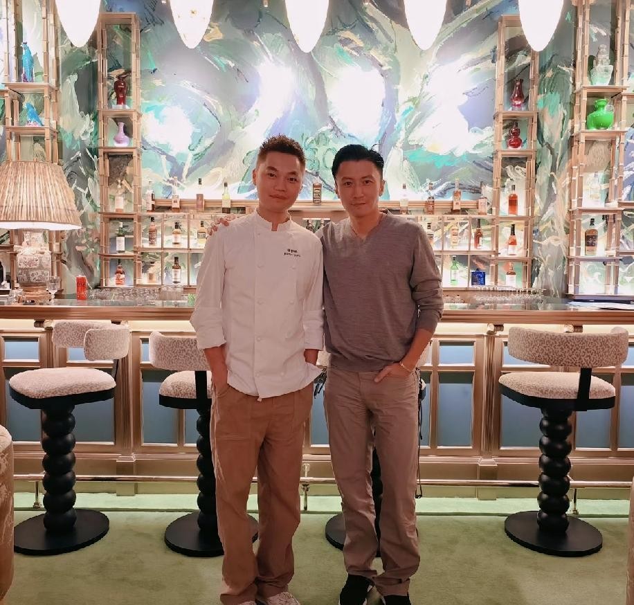 谢霆锋，高调发文9月19日晚上，谢霆锋高调发文，晒出一大组美食照片，
还配上文字：
说实话，看到这条动态，第一反应不是他吃了什么，而是“他又在做饭了”。
这个“又”字，藏着谢霆锋这些年最成功的一次形象转型。
从舞台上的摇滚青年，到银幕上的拼命三郎，再到灶台前的掌勺人，他每一次身份切换都踩得挺准。
美