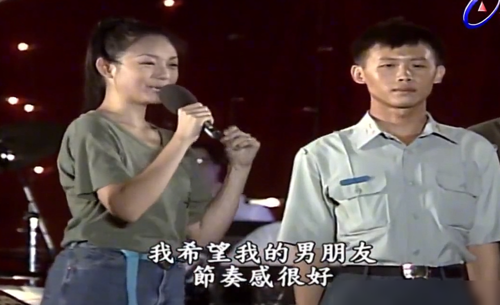 大S当年在节目里直接聊男友腰力，搁现在根本过不了审。
那是千禧年初，台湾综艺野蛮生长的年代。大S谈历任男友腰好不好，小S伸手摸男嘉宾胸肌，姐妹俩张嘴就是虎狼之词。她们不装温柔，不扮乖巧，把被观看的位置直接掀了，话筒一抢就开始主动进攻。
那时候王伟忠在后面兜底，怎么疯怎么来。姐妹俩硬是在一水儿端庄