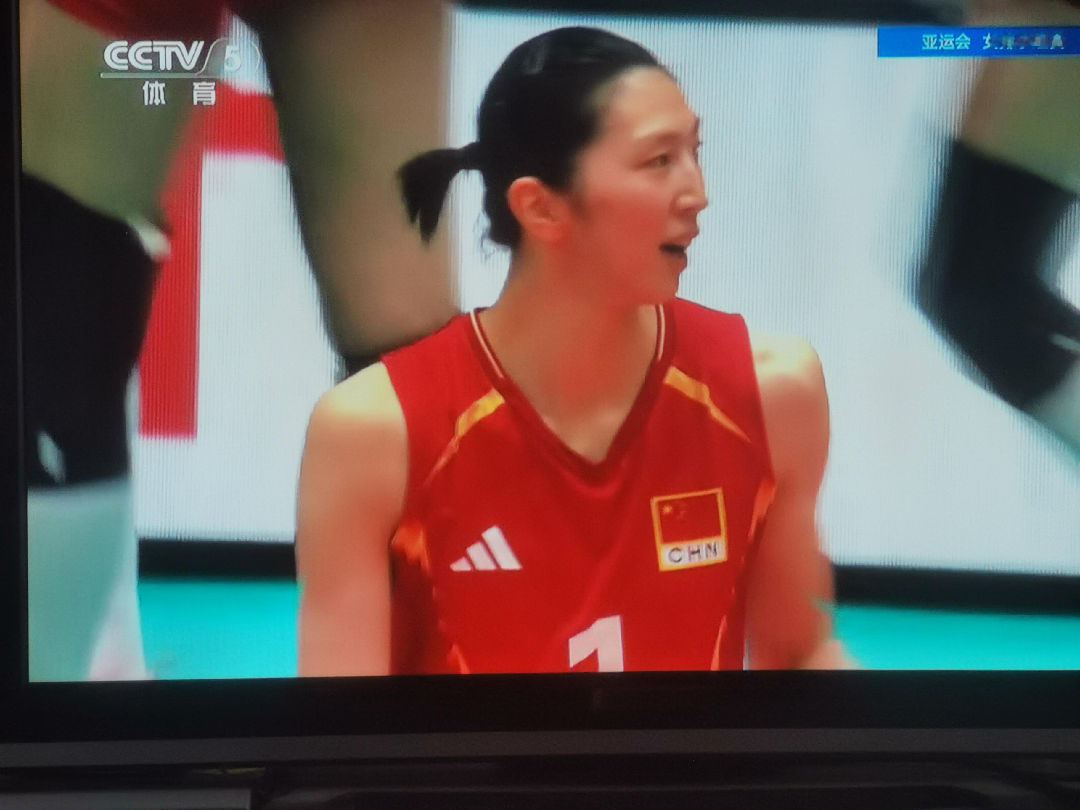 亚运会女排小组赛，中国3—0哈萨克斯坦（25：18、25：6、25：14），拿到了小组第一。
看中国女排的再首发阵容，就能知道咱教练团队对打菲的总结，怎样。
首发依旧，对哈萨克的看法和惠若琪不谋而合（上文）。
9：5，终于拦死了第一个。11：6，又拦死了第二个。对方在已得到的8分中，就有3分是咱发失