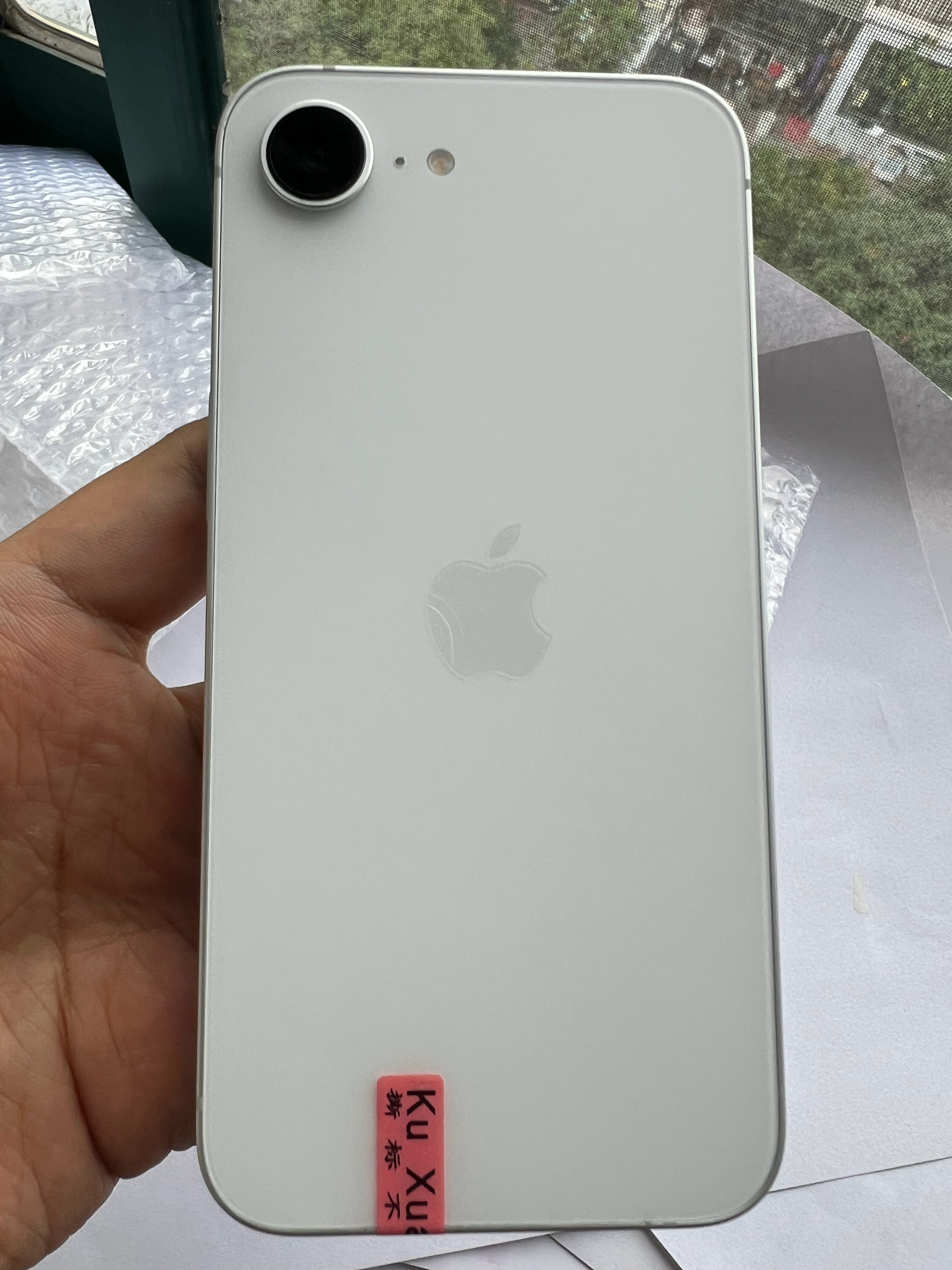 iPhone17e白色256g，成色95新，充电3次，电池100%，美版配置机，内置DB，双卡5G不用装卡贴，2288元 ​